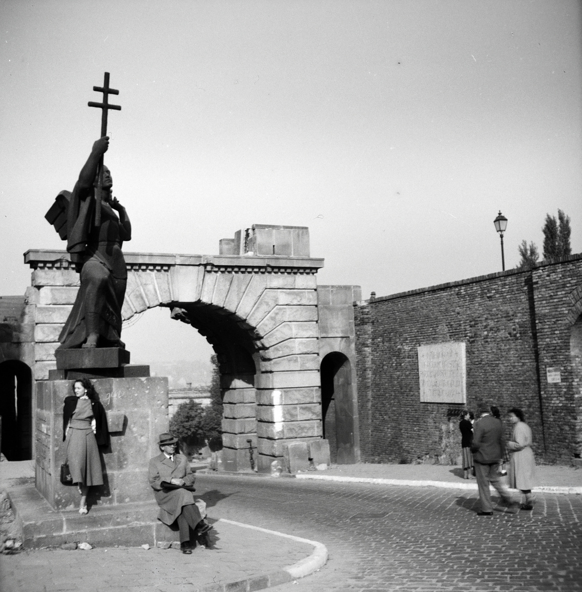 Bécsi kapu tér, Bécsi kapu, balra Budavár visszavételének emlékműve (Ohmann Béla, 1936), 1936