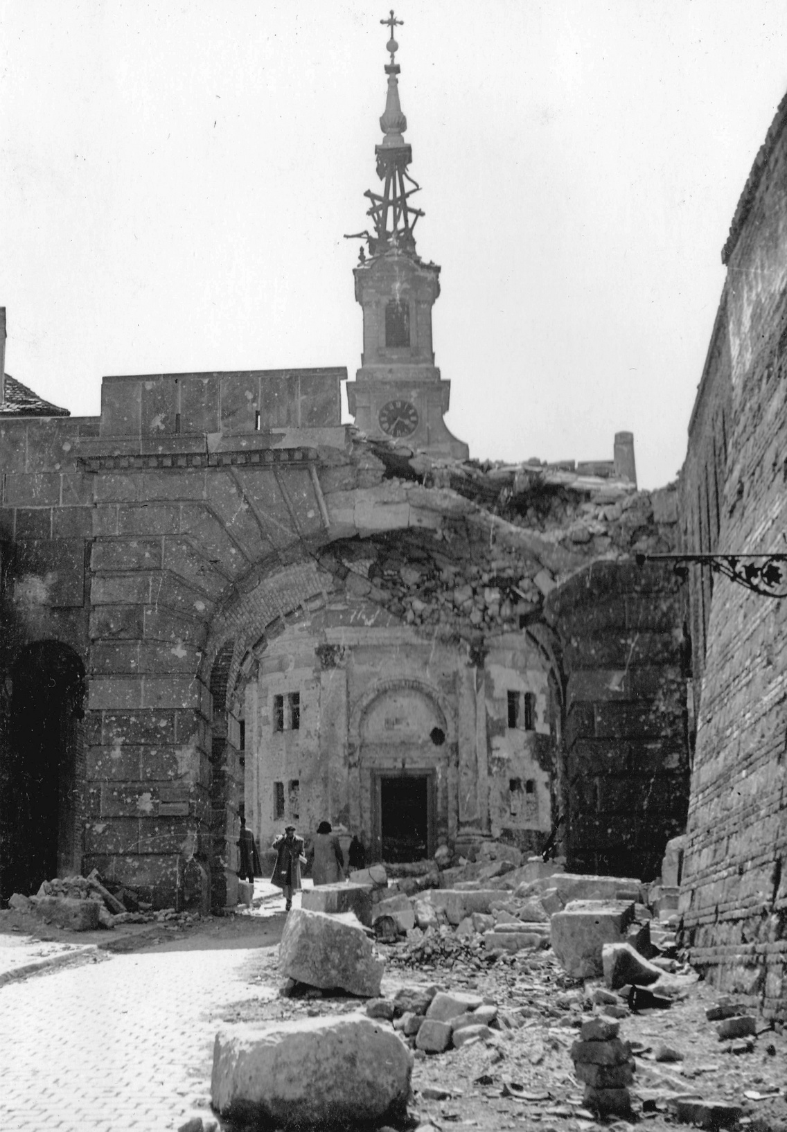 Bécsi kapu, háttérben a budavári evangélikus templom, 1945