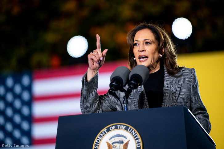 Kamala Harris demokrata elnökjelölt 2024. október 28-án Ann Arborban, Michigan államban