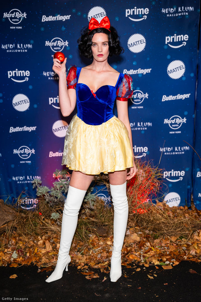 Alexina Graham&nbsp;Egy klasszikus Hófehérke jelmezben tündökölt Heidi Klum Halloween-partiján