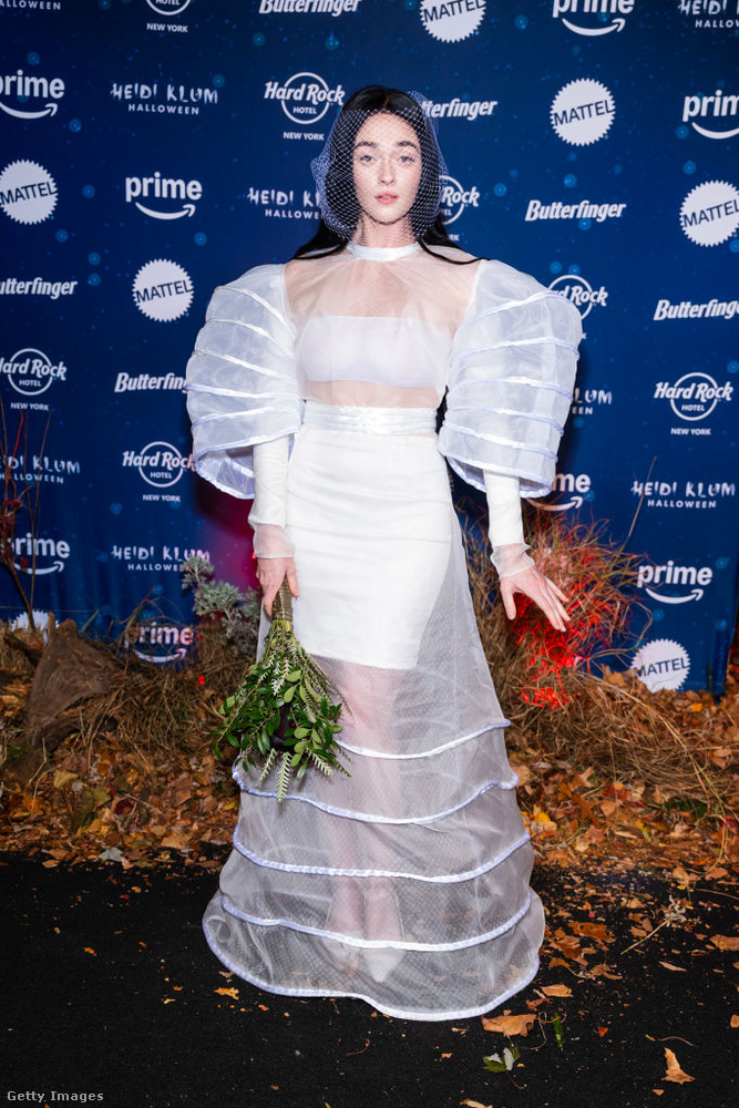 Larsen Thompson&nbsp;Drámai, menyasszonyi ihletésű jelmezben érkezett Heidi Klum híres Halloween-partijára