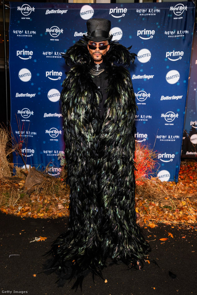 Jay Manuel&nbsp;Az America’s Next Top Model egykori stylistja és műsorvezetője, látványos, madártollakkal borított köpenyben és elegáns cilinderrrel érkezett Heidi Klum Halloween-partijára