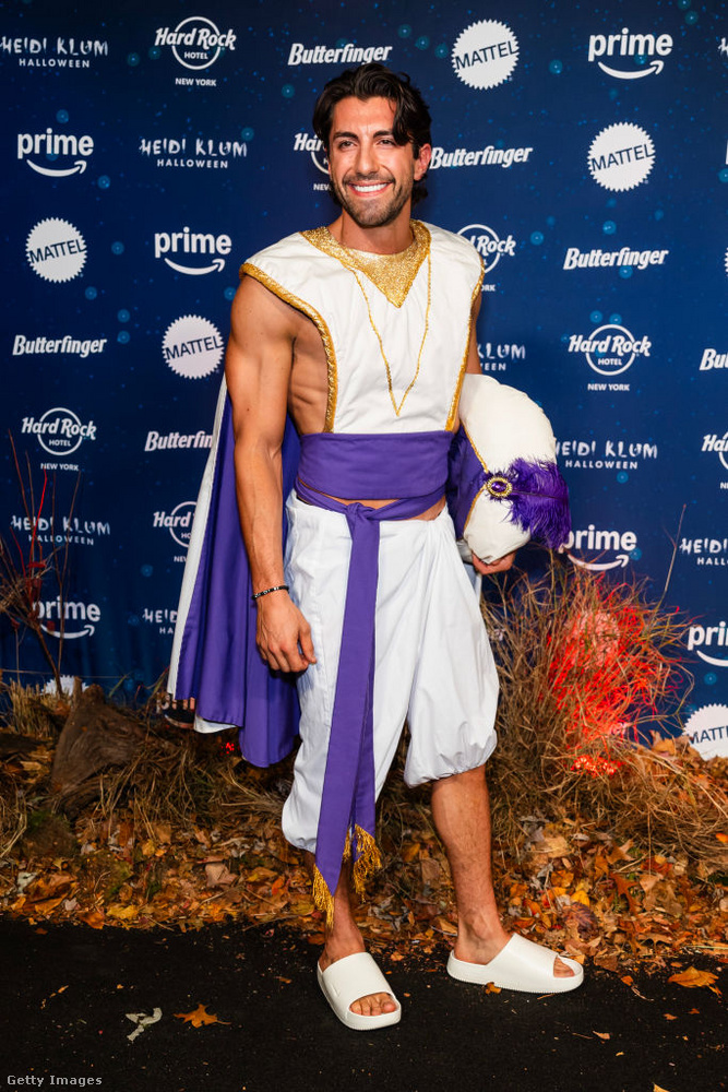 Jason Tartick&nbsp;Aladdin karakterét idézve érkezett Heidi Klum Halloween-partijára, egy autentikus, fehér és lila színekben pompázó jelmezben