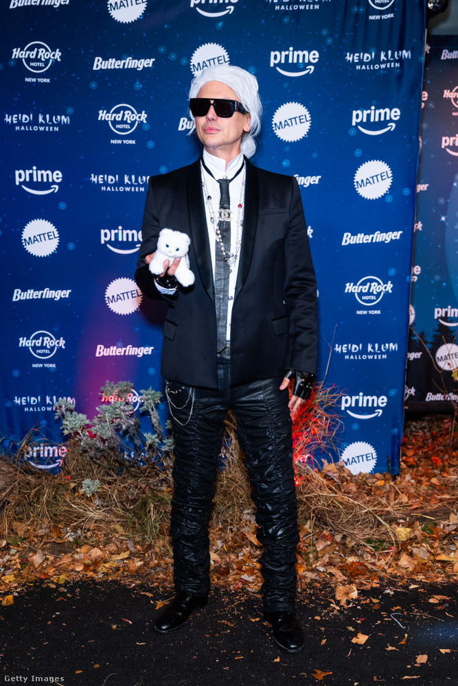 Jonathan Cheban&nbsp;Jonathan Cheban egy ikonikus Karl Lagerfeld jelmezben érkezett Heidi Klum Halloween-partijára