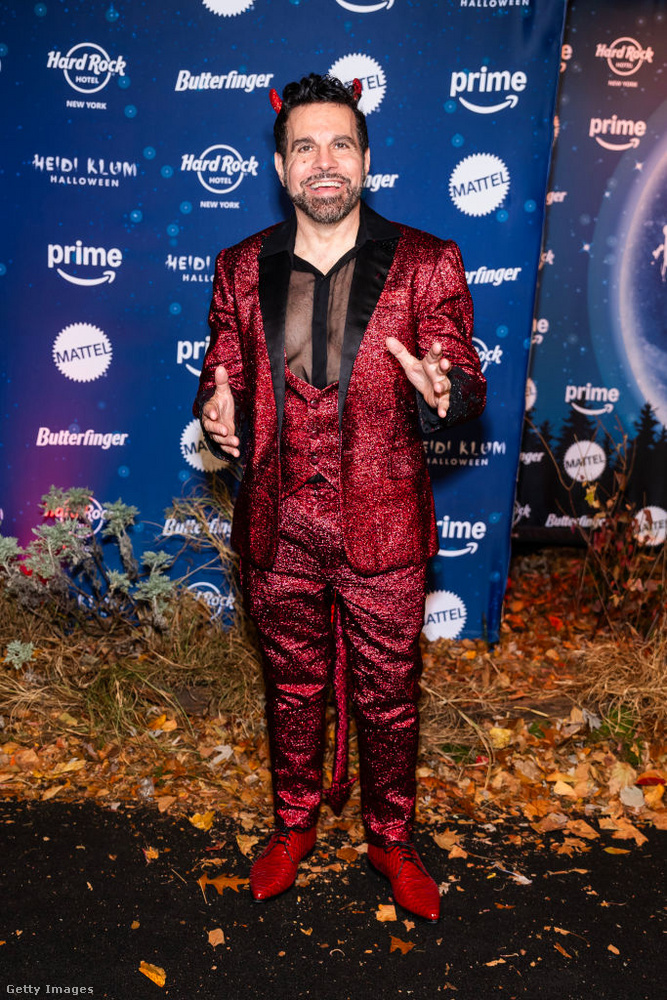 Mario Cantone&nbsp;Mario Cantone egy szikrázó, ördög jelmezt választott, piros, csillogó öltönyben és kis ördögszarvakkal érkezett Heidi Klum híres Halloween-partijára