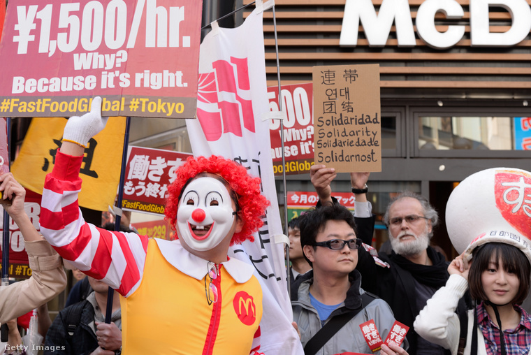 McDonald’s elleni tüntetések FranciaországbanAz amerikai lánc az amerikai kapitalizmus szimbólumává vált Európában, különösen Franciaországban, ahol 1999-ben a gazdálkodók tüntetései során McDonald’s épületeket rongáltak meg