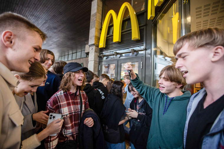 McDonald’s belső énekversenye2005-ben a McDonald’s elindította saját alkalmazottai számára az „Éneklő McDonald’s Hangja” versenyt, ahol dolgozók a világ minden tájáról összemérték tehetségüket