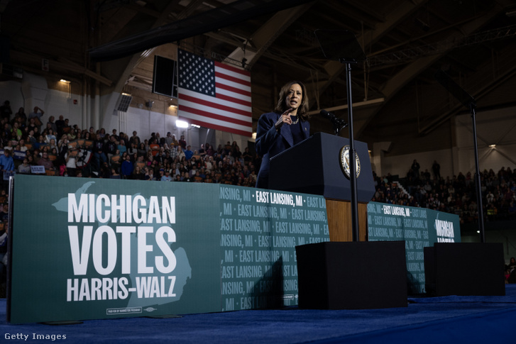 Kamala Harris demokrata elnökjelölt 2024. november 3-án Lansingben, Michigan államban