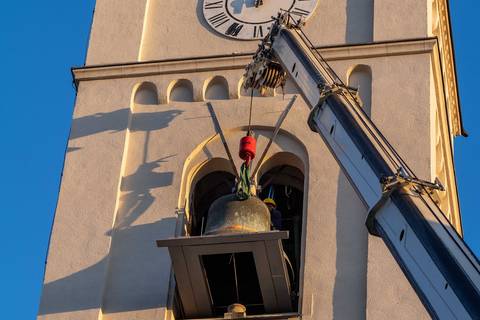 Kiemelték a helyéről Veszprém 300 éves monumentális harangját