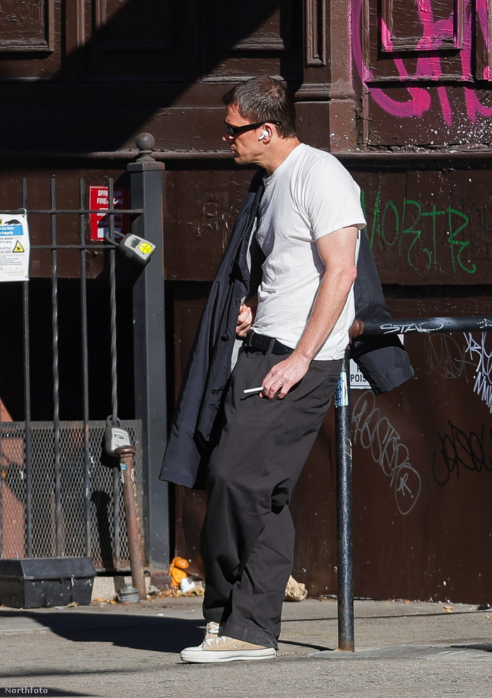 Channing Tatum egy oszlopnak dőlve cigizett a minap New Yorkban