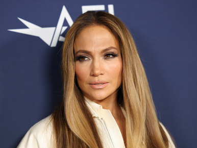 Jennifer Lopez shortban mutatta meg a combjait, Gisele Bündchen hasa kerekedik