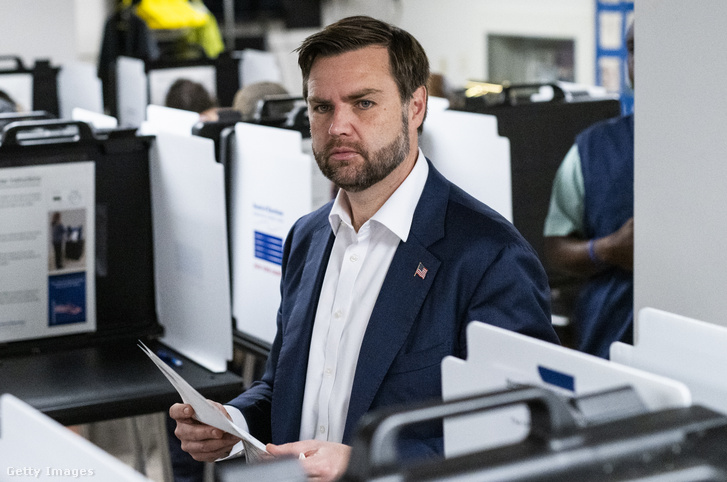 J. D. Vance republikánus alelnökjelölt egy szavazóhelyiségben 2024. november 5-én Cincinnatiben, Ohio államban