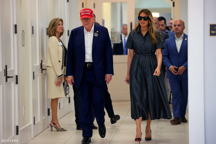 Donald Trump republikánus elnökjelölt, mellette Melania Trump sétál a Mandel Recreation Centerben a választás napján a floridai Palm Beachen, az Egyesült Államokban 2024. november 5-én