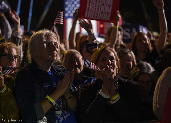 Támogatók hallgatják Kamala Harris demokrata elnökjelölt beszédét egy kampánygyűlésen a Carrie Furnace-ben 2024. november 4-én a pennsylvaniai Pittsburghben