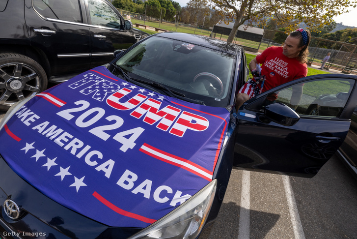 Trump egyik támogatója beszáll az autójába 2024. november 5-én