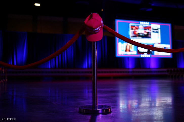 Egy Make America Great Again sapka lóg a republikánus elnökjelölt Donald Trump eredményváró partija előtt a Palm Beach County Convention Centerben, a floridai West Palm Beachen