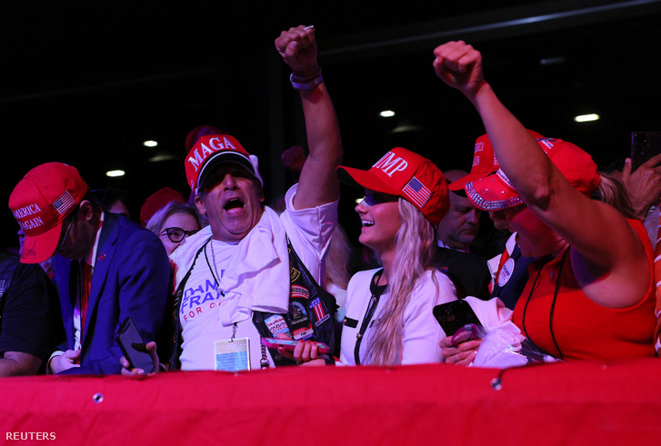 Donald Trump republikánus elnökjelölt támogatói a Palm Beach County Convention Centerben, a floridai West Palm Beachen