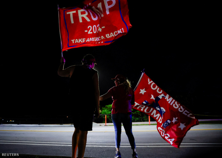 Donald Trump republikánus elnökjelölt támogatói zászlókat tartanak a választások napján, a floridai Palm Beach közelében lévő Mar-a-Lagóban