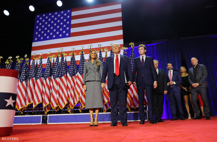 Donald Trump republikánus elnökjelölt Melaniával és fiával, Barronnal a floridai West Palm Beachen, az Egyesült Államokban 2024. november 6-án