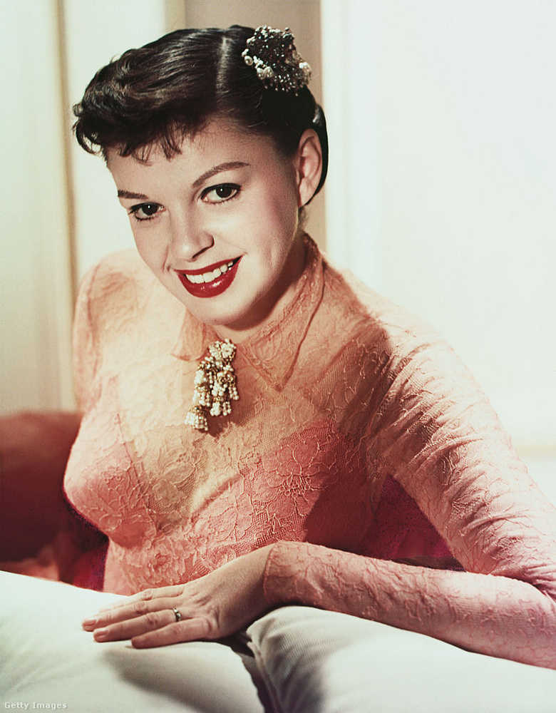 Judy Garland – Hollywood örök csillaga, aki túl korán távozott&nbsp;Judy Garland, az Óz, a csodák csodája Dorothy-ja, egyike azon sztároknak, akiket a világ sosem felejt