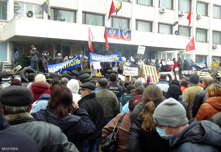 Oroszpárti aktivisták gyülekeznek a polgármesteri hivatal elott, Mariupolban