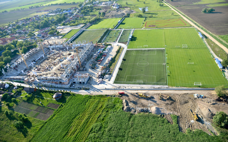 A tavaly még épülő felcsuti stadion és a falu egy képen