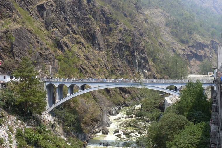 A Nepál és Kína között húzódó Barátság Hídja, amelyen átkelt Klein Dávid hegymászó 2014. április 11-én.