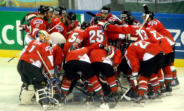 A magyar csapat a divízió I-es jégkorong-világbajnokság Magyarország-Japán mérkőzésén a Papp László Budapest Sportarénában 2013. április 20-án.