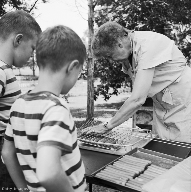 Eleanor Roosevelt szívesen készítette maga a hot dogot, amivel a vendégeit kínálta