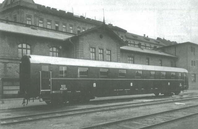 A kormányzati kocsik elődje, a ABa prototípusa a Ganz gyár udvarán