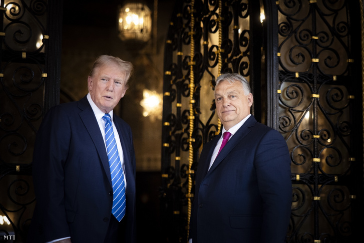 Orbán Viktor miniszterelnök (j) és Donald Trump találkozója a korábbi amerikai elnök republikánus elnökjelölt floridai rezidenciáján Mar-a-Lagóban 2024. július 11-én