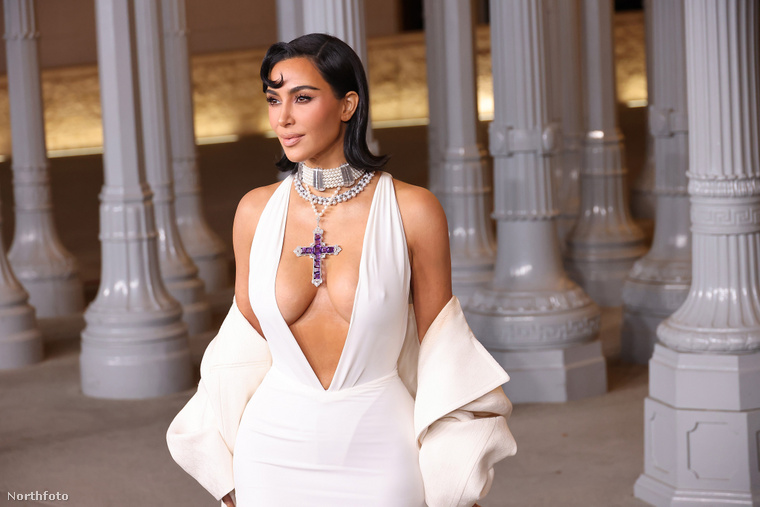 Kim Kardashian így viselte Diana hercegnő egykori ékszerét (Fotó: CraSH)