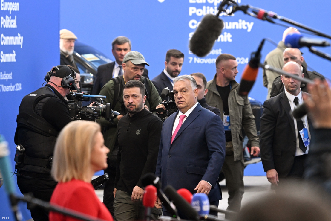 Orbán Viktor miniszterelnök (középen j) fogadja Volodimir Zelenszkij ukrán elnököt (középen b) az Európai Politikai Közösség (EPC) budapesti tanácskozásán a Puskás Arénában 2024. november 7-én