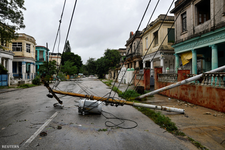 Az erős szél által kidöntött villanyoszlop hever az utcán, miután a Rafael hurrikán kiütötte az ország elektromos hálózatát, így 10 millió ember maradt áramszolgáltatás nélkül Havannában 2024. november 7-én