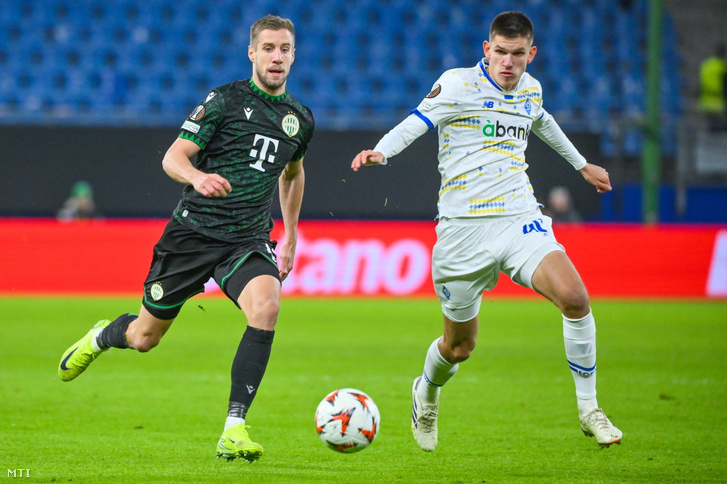 Varga Barnabás a Ferencváros (b) és Hrisztian Vilovar a Dinamo Kijev játékosa a labdarúgó Európa-liga alapszakaszának 4. fordulójában játszott Dinamo Kijev - Ferencvárosi TC mérkõzésen a hamburgi Volksparkstadionban 2024. november 7-én