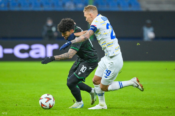 Kady a Ferencváros (b) és Vitalij Bujalszkij a Dinamo Kijev játékosa a labdarúgó Európa-liga alapszakaszának 4. fordulójában játszott Dinamo Kijev - Ferencvárosi TC mérkőzésen a hamburgi Volksparkstadionban 2024. november 7-én