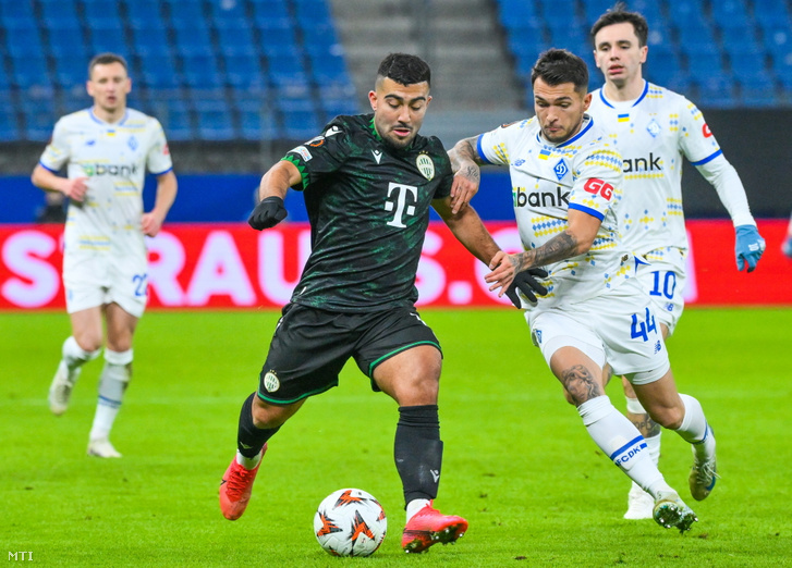 Mohammad Abu Fani a Ferencváros (b) és Vladiszlav Dubincsak a Dinamo Kijev játékosa a labdarúgó Európa-liga alapszakaszának 4. fordulójában játszott Dinamo Kijev - Ferencvárosi TC mérkőzésen a hamburgi Volksparkstadionban 2024. november 7-én