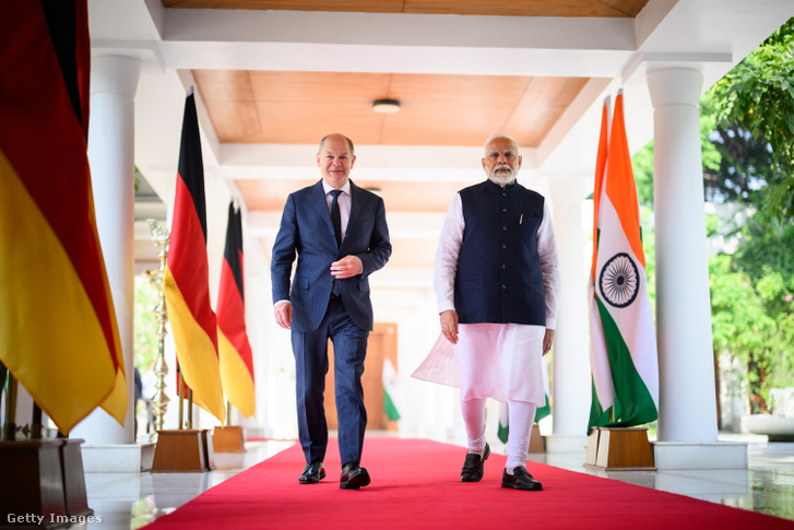 Olaf Scholz német kancellár és Narendra Modi indiai miniszterelnök, miközben részt vesznek a 7. német–indiai kormányzati konzultáción 2024. október 25-én Újdelhiben, Indiában