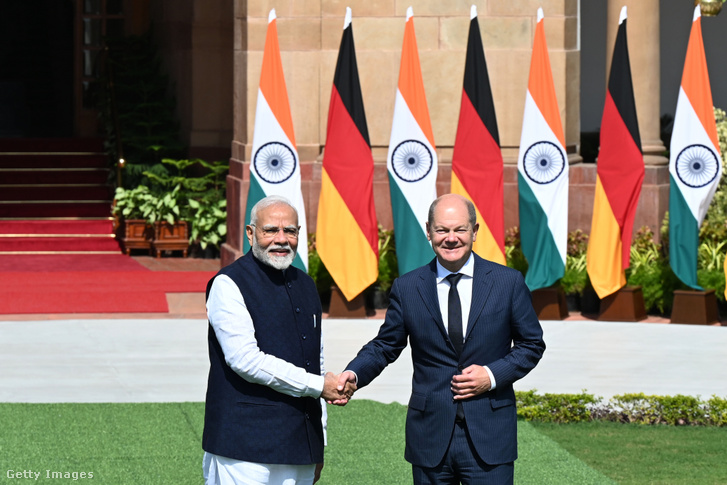 Olaf Scholz német kancellár kezet fog Narendra Modi miniszterelnökkel találkozójuk előtt a Hyderabad Házban 2024. október 25-én Újdelhiben