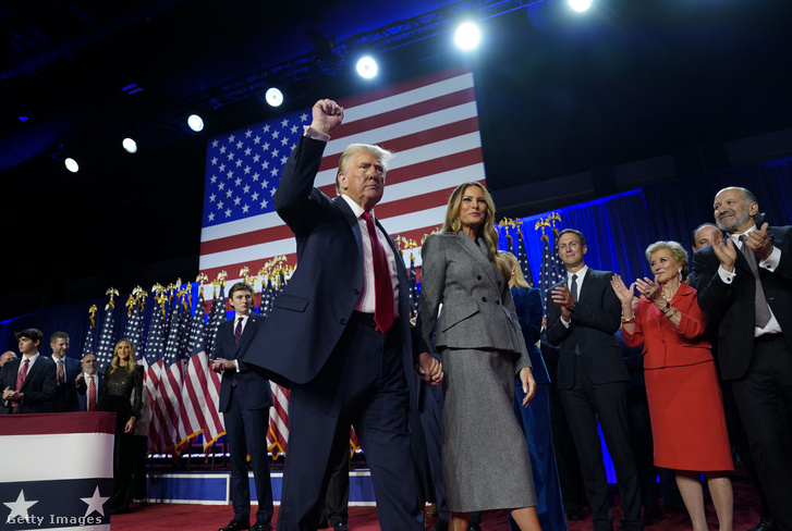 Donald Trump republikánus elnökjelölt elhagyja a színpadot a Palm Beach County Convention Centerben, a floridai West Palm Beachen 2024. november 6-án