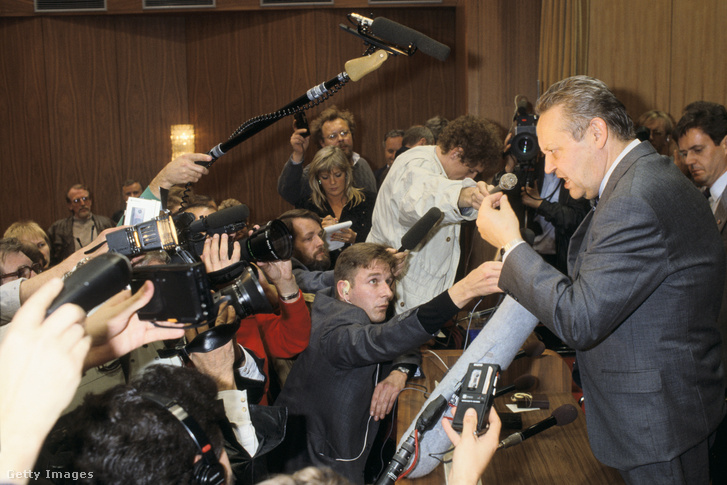 Berlin, Németország, 1989. november 9. A Német Szocialista Egységpárt (SED) tisztségviselője, Günter Schabowski egy sajtótájékoztatón tett téves nyilatkozatával véletlenül megkezdte a belső német határ, köztük a berlini fal felszámolását