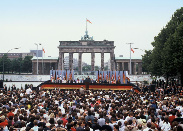 Brandenburgi kapu, Berlin, Németország, 1987. június 12-én Ronald Reagan amerikai elnök 400 ezer berlini előtt mondja el híres beszédét: „Gorbacsov úr, nyissa ki ezt a kaput! Gorbacsov úr, bontsák le ezt a falat!”