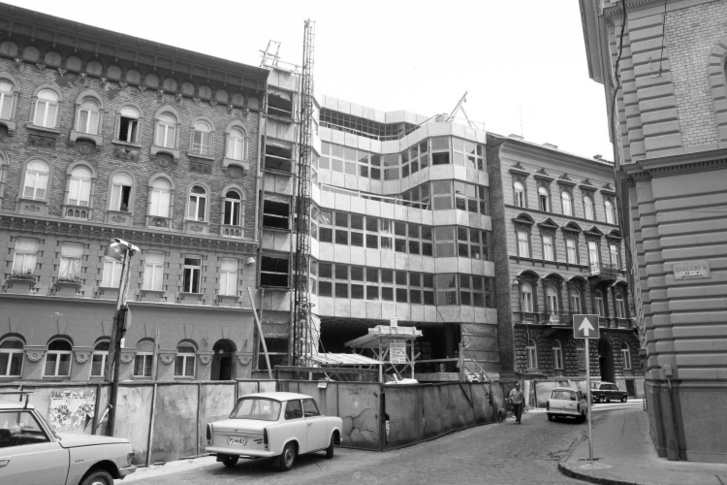 Almássy tér, a Szabadidőközpont építése a Barcsay utca sarkáról nézve 1980-ban