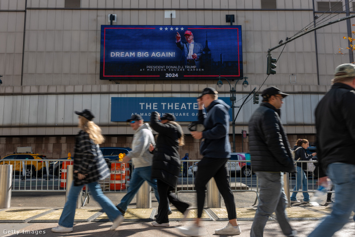 Donald Trump kampányának reklámja New Yorkban 2024. október 27-én