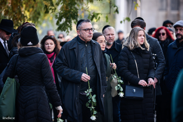 Sváby András is jelen van a temetésen, kezében a fehér rózsával. (Fotó: Papajcsik Péter / Index)