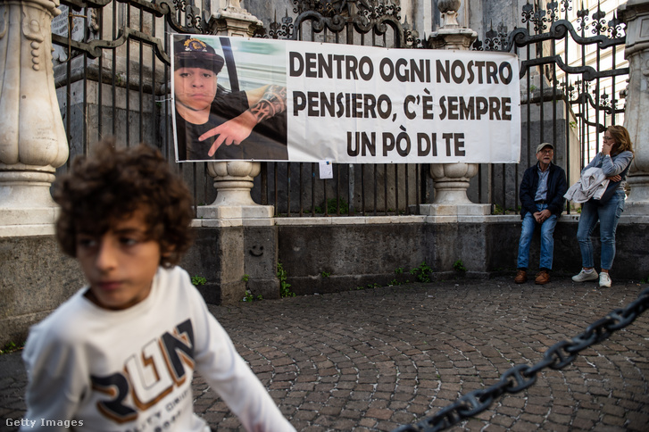 Francesco Pio Maimone arcát ábrázoló transzparens a fegyverek és a Nápolyban történt erőszakos cselekmények elleni tüntetésen 2024. november 9-én Nápolyban, Olaszországban