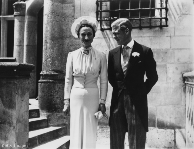 Wallis Simpson még férjnél volt, amikor találkoztak és igen hamar egymásba is szerettek VIII. Eduárddal, az akkori angol trónörökössel