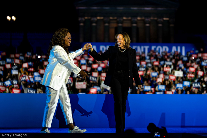 Oprah Winfrey és Kamala Harris 2024. november 5-én Pennsylvania államban