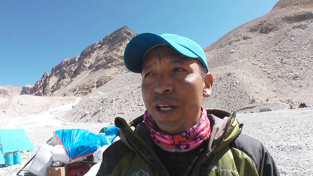 Mingma szirdár, az Asia Trekking alaptáborának vezetője. A kép egy órával azelőtt készült, hogy Mingma megtudta, hogy apja is meghalt a lavinabalesetben.