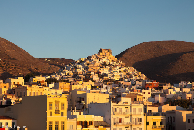 Ano Syros városát a kalóztámadások ellen hozták létre a szigeten